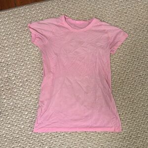 Pink lululemon swiftly size 8
-great condition 
-true to size
-comfy fabric